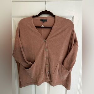 Barefoot Dreams button up cardigan with front pockets.